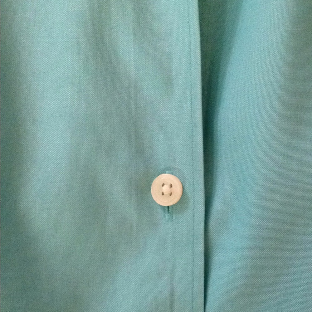 Eddie Bauer sleeveless oxford blouse. - Picture 3 of 3